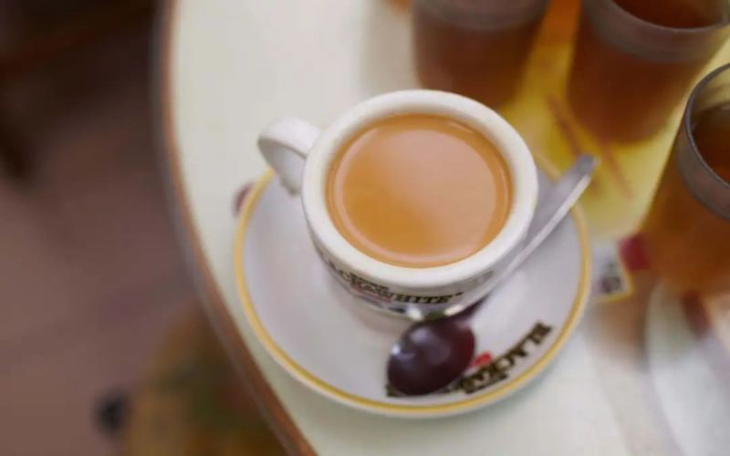 港式鸳鸯的由来与咖啡因真相：为何一杯鸳鸯奶茶能让人彻夜难眠