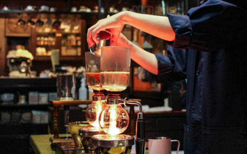 虹吸壶咖啡冲煮指南：萃取原理、适用豆种与粉水比例解析