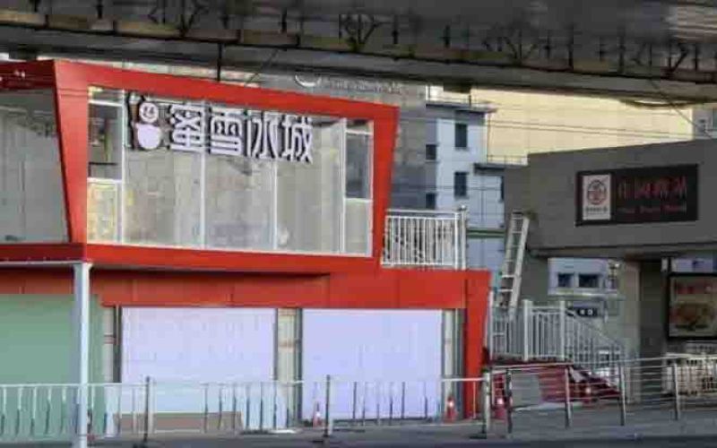 郑州BRT站台引入蜜雪冰城门店，规划许可争议与盲道占用问题引关注