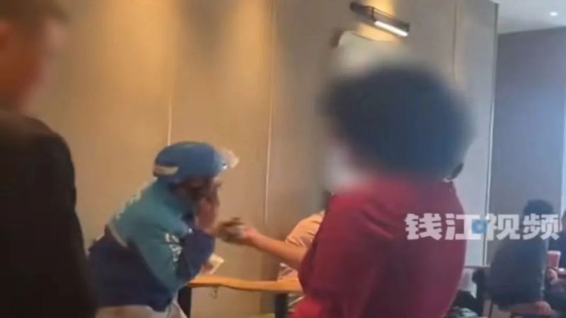 星巴克店内顾客要求驱离外卖员，称其污染空气引发不消费入座争议