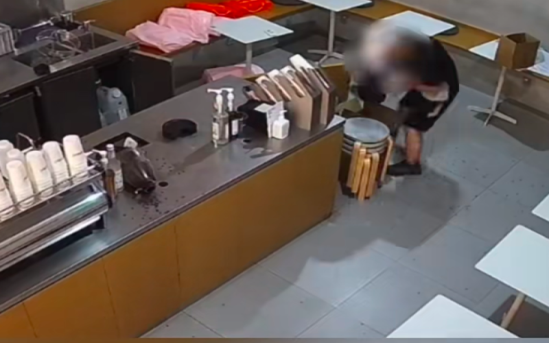 假冒店员潜入停业咖啡馆行窃，散落咖啡豆成破案关键线索