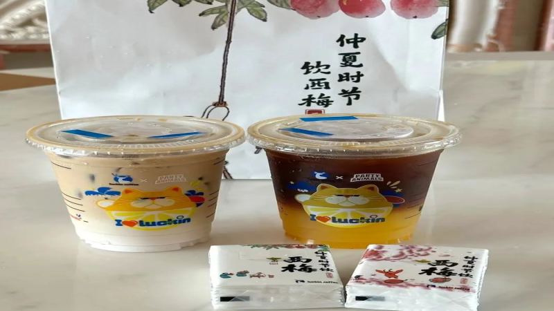 瑞幸西梅系列上线引热议，顾客收到一整条纸巾赠品，门店回应来了
