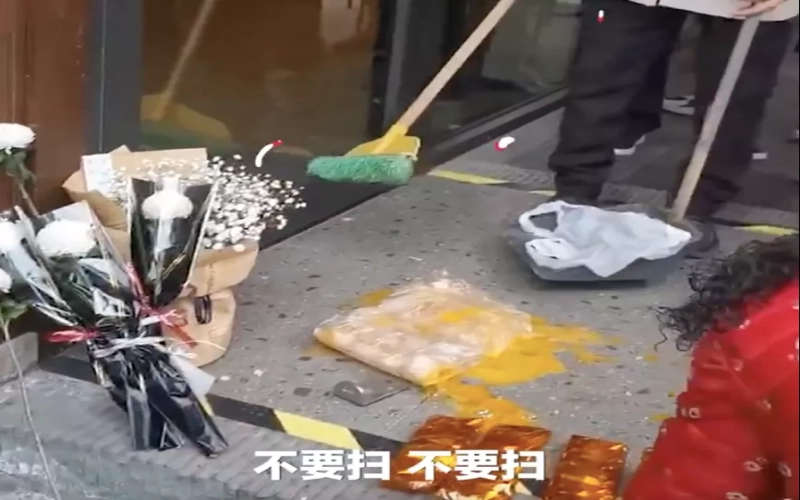 蜜雪冰城借星巴克民警事件做营销，雪王横幅与幸运咖手法引发网友争议
