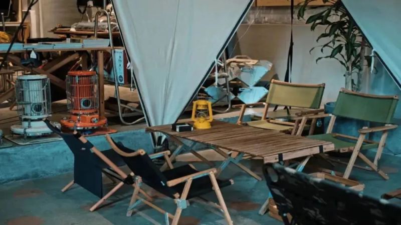 黄山咖啡店十把露营椅凌晨遭窃，监控记录全过程，警方提醒商户加强防范