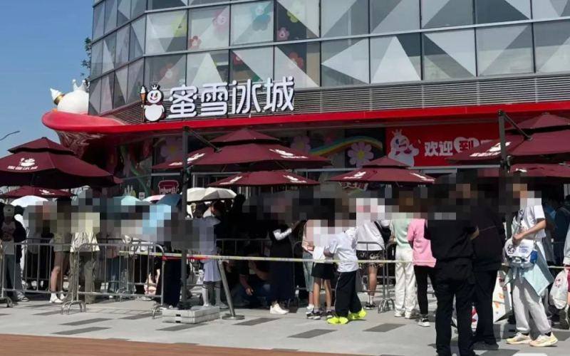 五一假期蜜雪冰城郑州总部成打卡热点，排队盛况与售罄问题并存