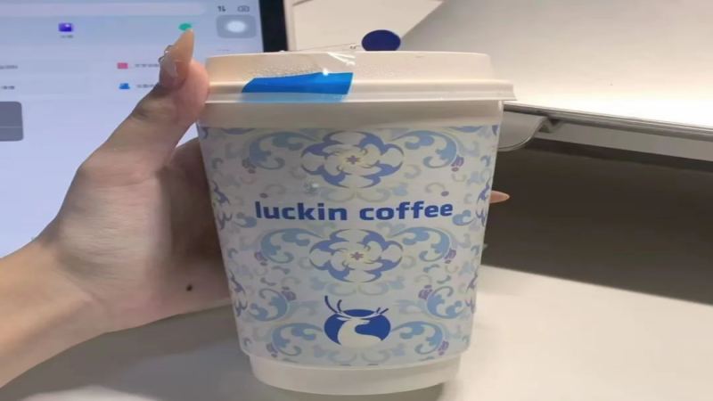 瑞幸轻乳茶被指杯底现白色沉淀，茶粉冲配与制作流程引消费者质疑