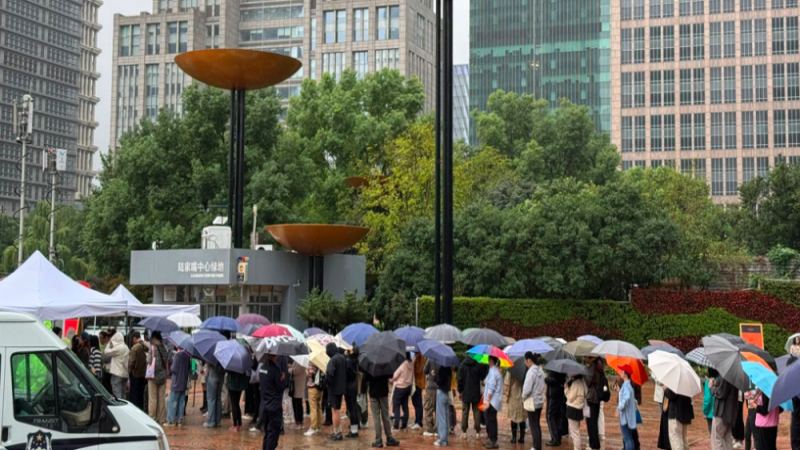 上海咖啡节遭遇暴雨侵袭：露天场地泥泞不堪，主办方应急准备不足引争议