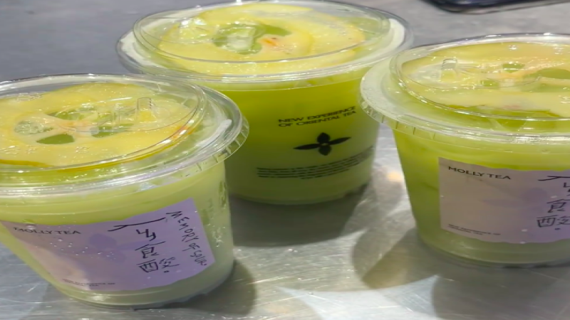 茉莉奶白新品被指有鱼腥草味？酸味水果混搭引发消费者两极评价