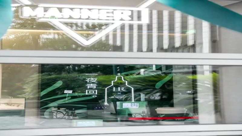 Manner与赫莲娜联名活动引热议：跨界合作为何吐槽多过好评