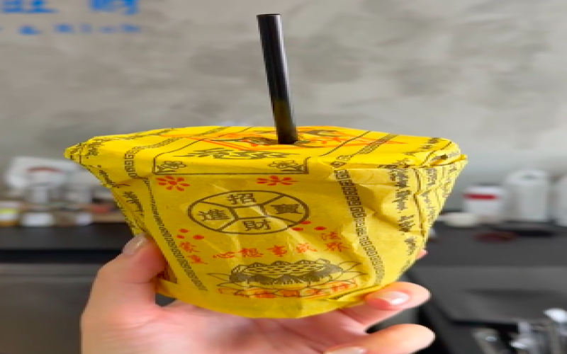 寺庙旁咖啡店推出符纸包装“功德咖啡”，创意还是冒犯引热议