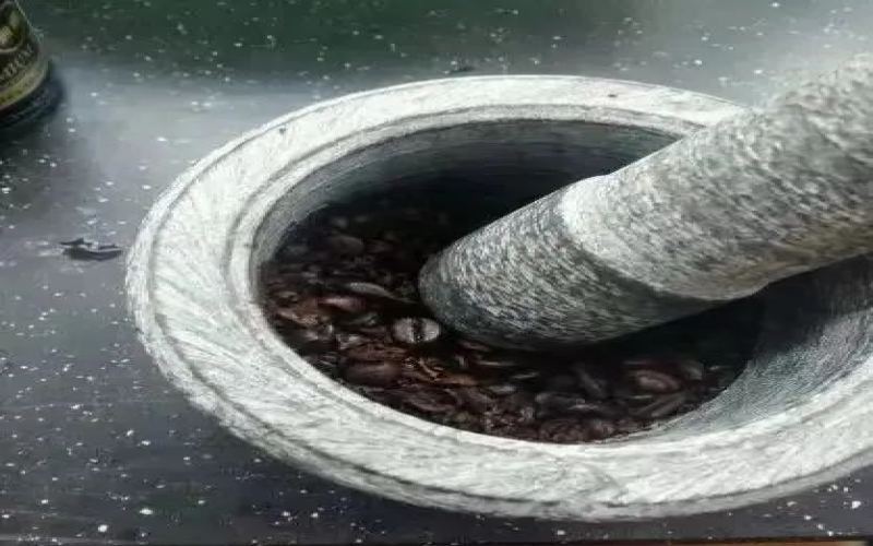 手冲咖啡完整指南：研磨度、注水手法、粉水比与水温的实操解析