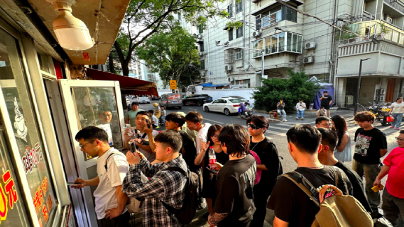 光良现身南京排队买10元手冲咖啡，明星打卡引爆小店流量热潮