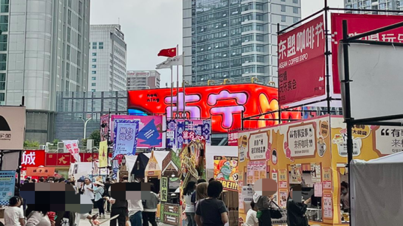 突发大风袭击南宁宁波两场户外咖啡节，帐篷被掀翻损失惨重
