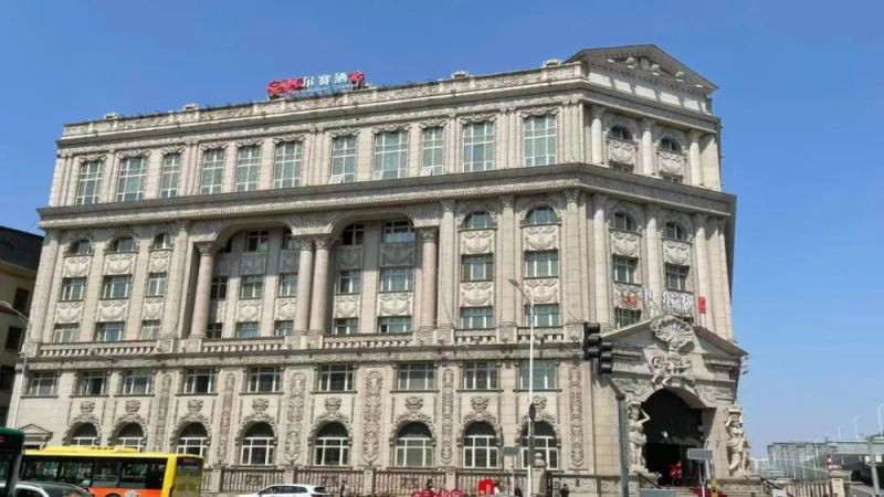 哈药六厂网红咖啡被指违规：口服液入拿铁引发安全争议，蓝瓶饮品已下架