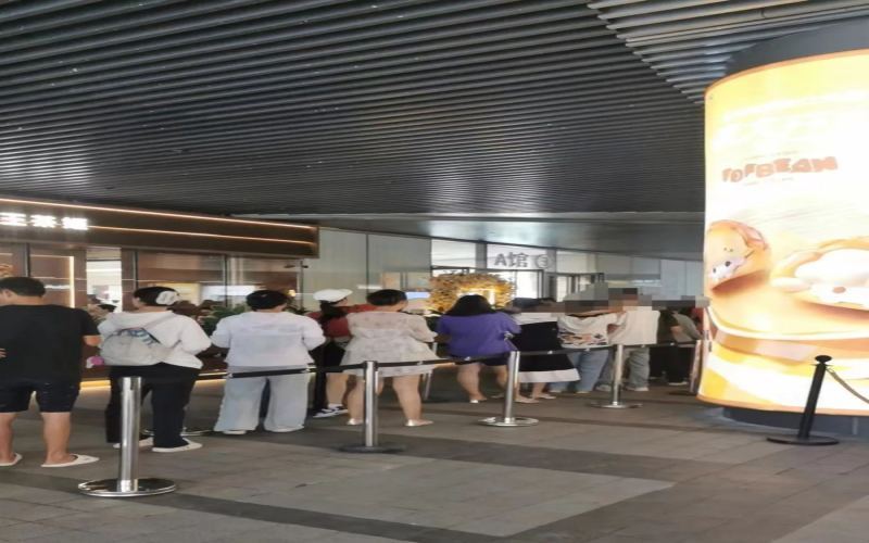 霸王茶姬新店取餐排长队引争议，低价促销下门店管理遭质疑