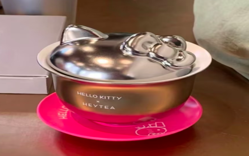 喜茶联名Hello Kitty周边风波：限定茶碗被指活动前遭门店私下预留引争议
