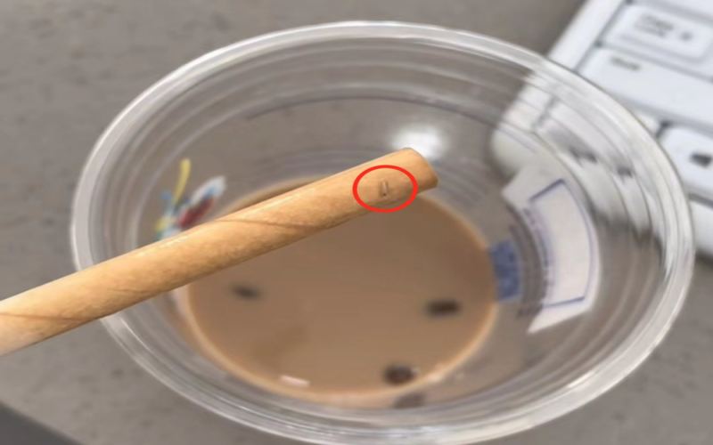 瑞幸咖啡饮品再现活体蛆虫，顾客拒绝三张券补偿方案