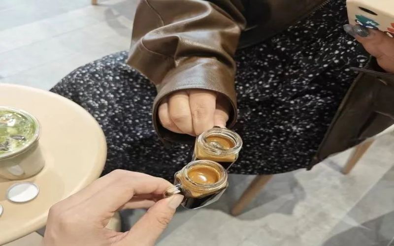 Manner门店破千在即，自带杯创意大赏：从老茶缸到瓦罐汤，咖啡师直呼专业