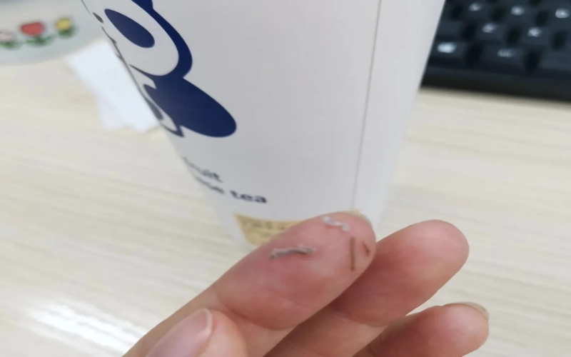 茶百道奶茶中疑现纸屑与树枝状物，店家回应系芋泥中所含番薯根须