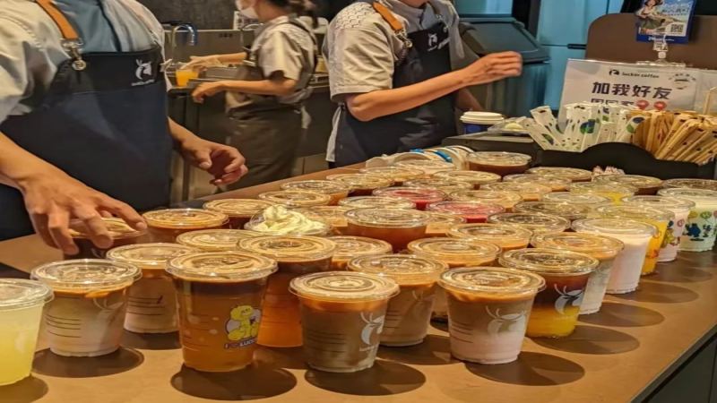 在瑞幸上班能瘦身？打工人亲述身体变化与职业代价