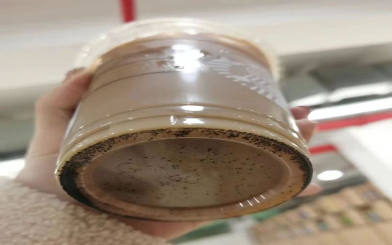 星巴克可盐馥芮白杯底现黑色粉渣，店员澄清：有粉才是标准出品