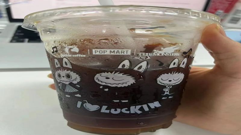 瑞幸新品迭代快，门店原料报废成常态：两天倒掉一盒，员工心疼