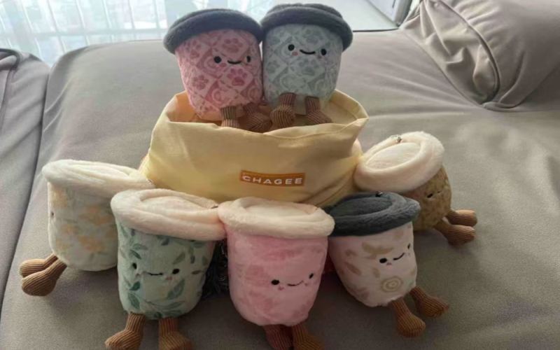 霸王茶姬盲盒玩偶被提前拆封，消费者质疑门店操作是否合规