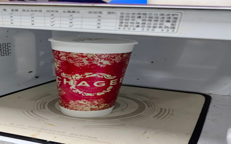 微波炉加热奶茶导致纸杯烧焦，茉莉奶白无辜背锅引热议