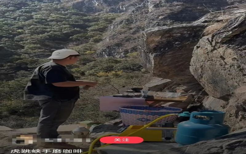 虎跳峡悬崖咖啡摊走红：手磨咖啡28元一杯，安全与垃圾问题引担忧