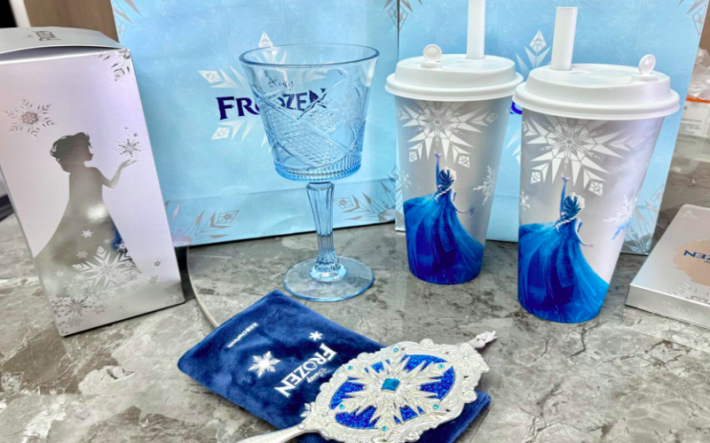 茶百道联名冰雪奇缘周边品控翻车：手机链到手即断，手持镜高脚杯也遭吐槽