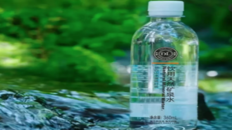 胖东来推1.2元长白山天然矿泉水，无溴酸盐工艺对标农夫山泉