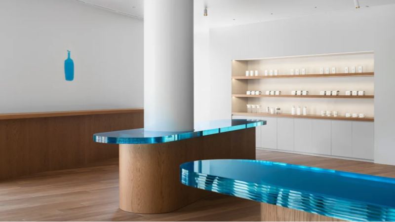 蓝瓶咖啡新店设计揭秘：原木暖调与纯蓝空间如何挑动感官体验