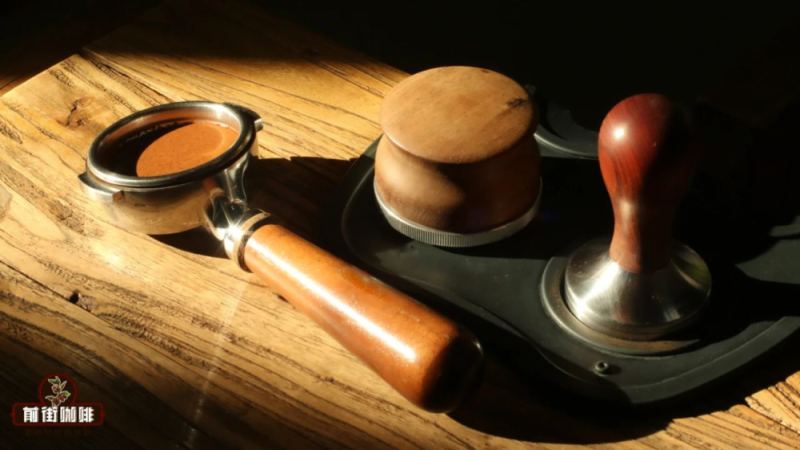 布粉器工作原理与压粉技巧：如何避免意式浓缩萃取不均