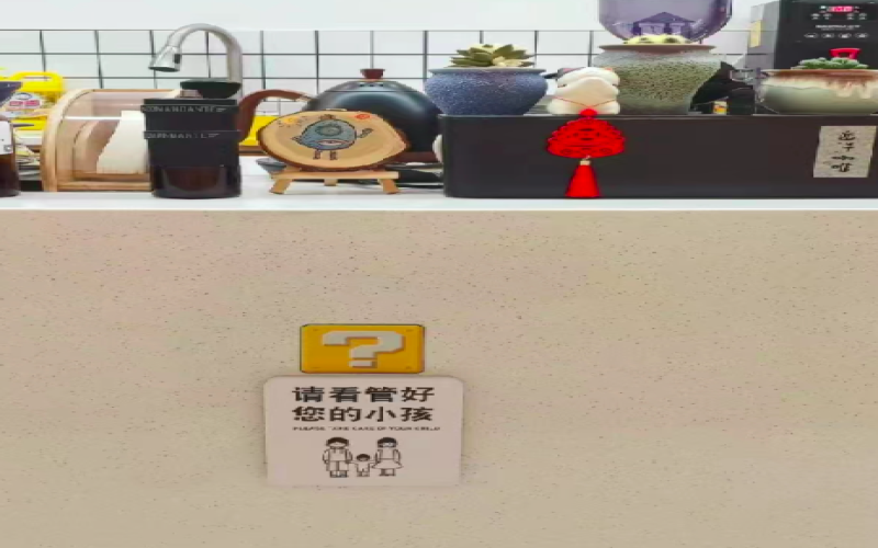 咖啡馆里孩童喧闹该由谁管？店主沉默旁观引争议，顾客被迫出面劝阻反遭投诉