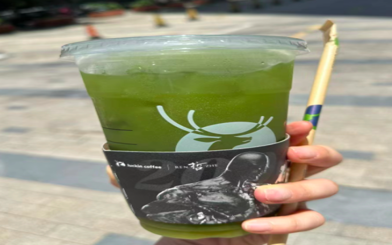 瑞幸抹茶柠檬茶测评：颜值清新的绿色饮品为何被吐槽抹茶味几乎缺席