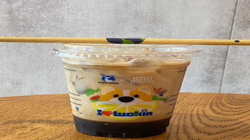 瑞幸推出冰震浓缩新品，与星巴克同名产品引热议