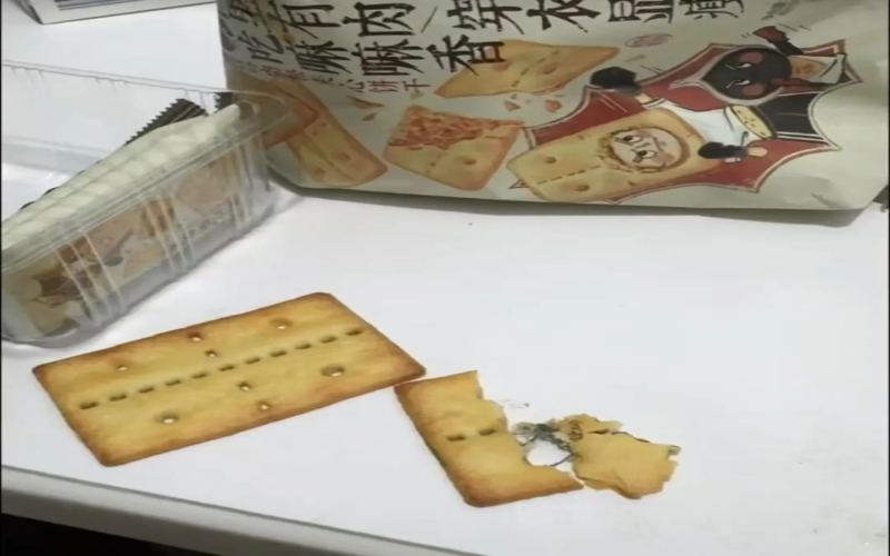茶颜悦色饼干夹心现黑色毛线，消费者维权与售后争议引热议