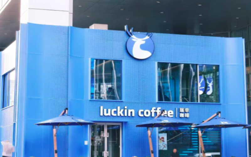 瑞幸门店破两万却利润承压：价格战与同店下滑背后的咖啡行业困局