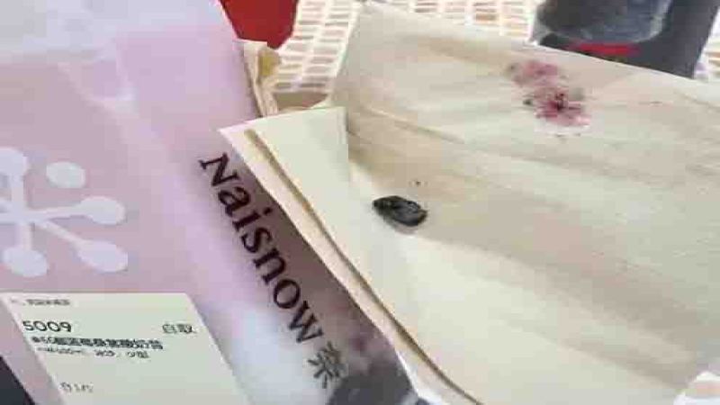 奈雪饮品中疑现石块，消费者索赔遭门店指责讹诈，监控还原全过程