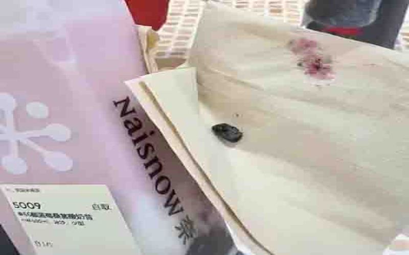 奈雪饮品中疑现石块，消费者索赔遭门店指责讹诈，监控还原全过程