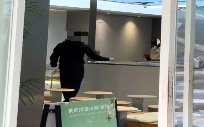福州Manner门店顾客情绪失控掷杯砸吧台，店员独自当班引发出餐效率热议