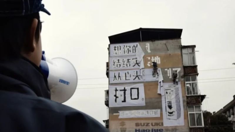 OATLY燕麦奶从巴黎街头转向中国乡村刷墙，创意营销引发网友两极讨论