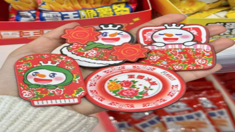 蜜雪冰城再掀东北大花潮：花棉袄周边上线，区域限定引争议