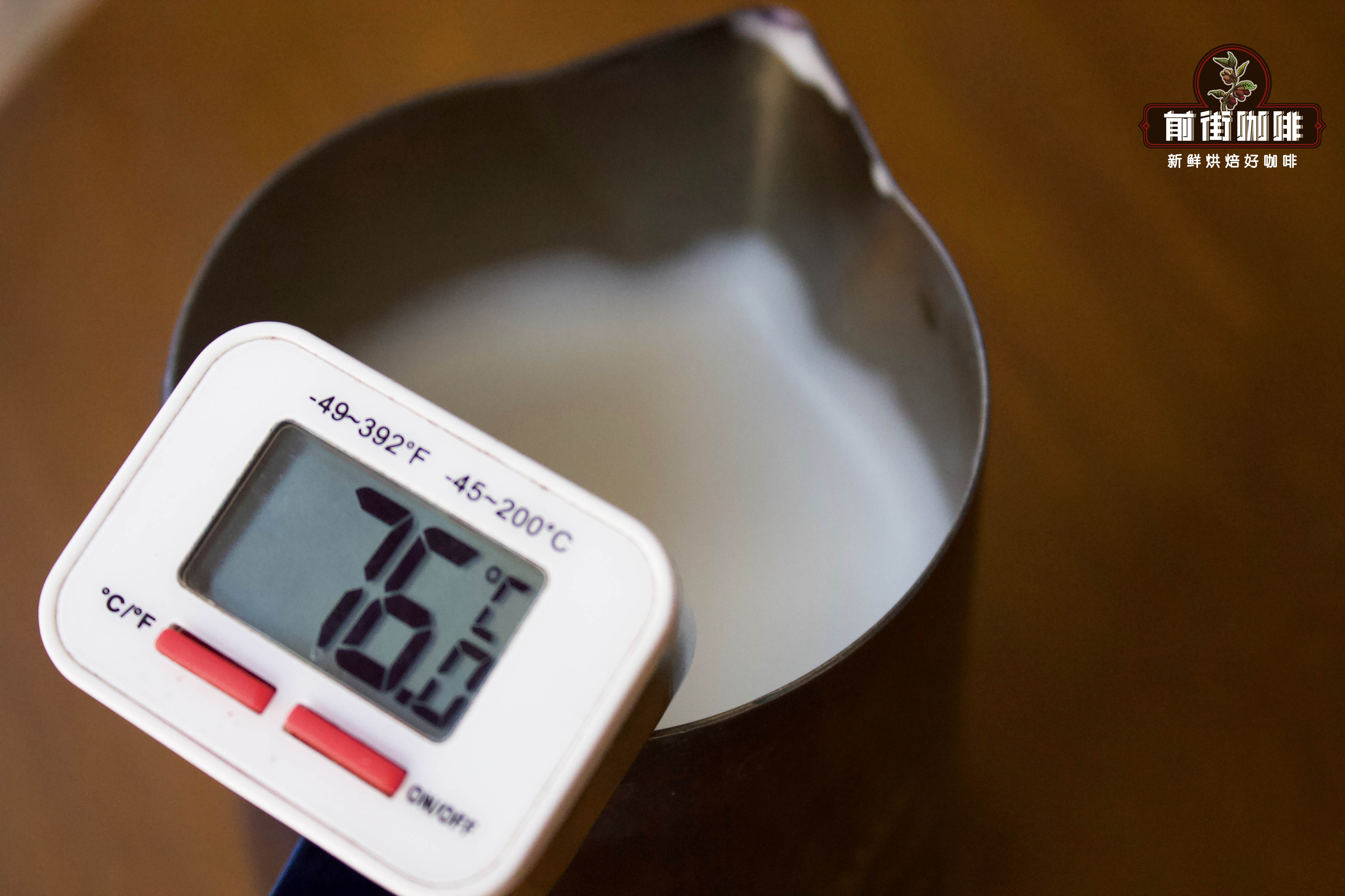 选用哪种牛奶奶泡更持久？新手打奶泡全流程技巧与实操要点解析