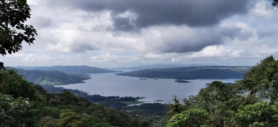 The problem of water pollution is serious! Many areas in Costa Rica are short of water.